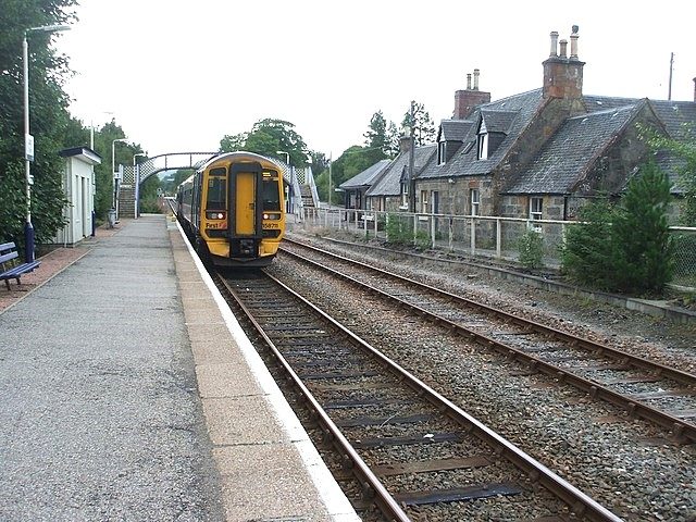 Lairg_railway_station,_Highland_(geograph_4075361)